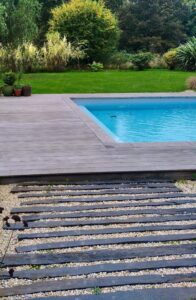 Allée en barrettes de schiste et terrasse bois en plage de piscine à Rennes