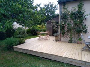 Terrasse en bois de châtaignier près de Rennes, créée en remplacement d’une ancienne terrasse en dalles gravillonnées
