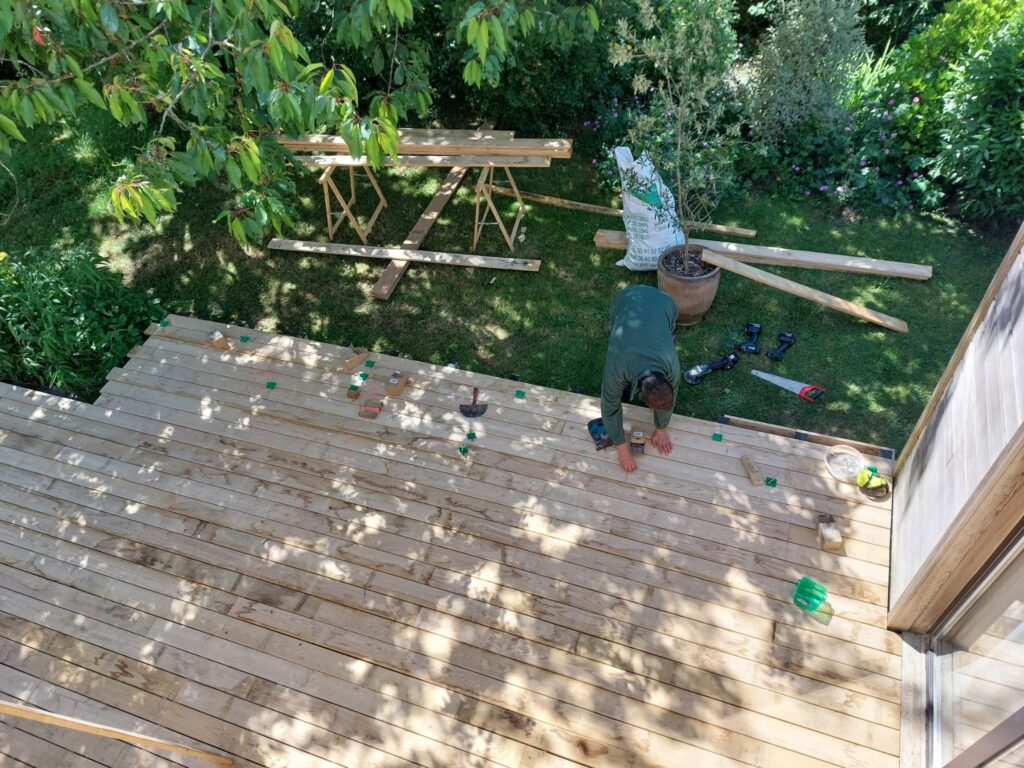Terrasse en bois de châtaignier en cours de réalisation à Pacé, près de Rennes