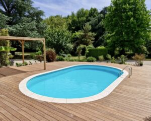 Terrasse en bois exotique en cumaru en plage de piscine valorisant une propriété